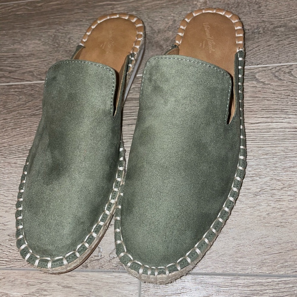 Universal threads espadrille mules.